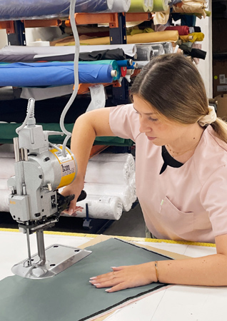 coupe de tissu dans l'atelier Belissa